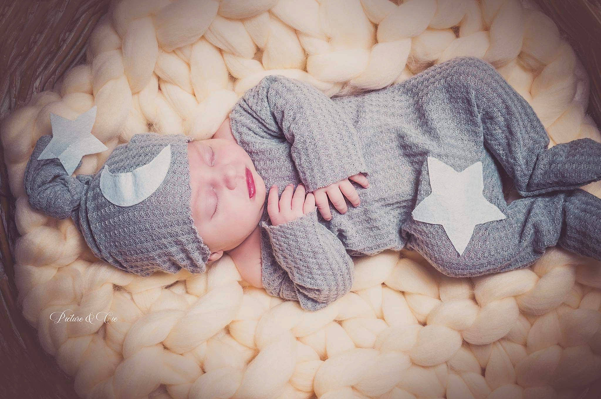 Valentino a rejoint le concours — aidez-le/la à gagner de superbes lots ! arm, baby, baby_sleeping, baby_toddler_clothing, bedtime, child, comfort, creative_arts, finger, gesture, hand, headwear, leg, linens, nail, pattern, person, skin, textile, thumb