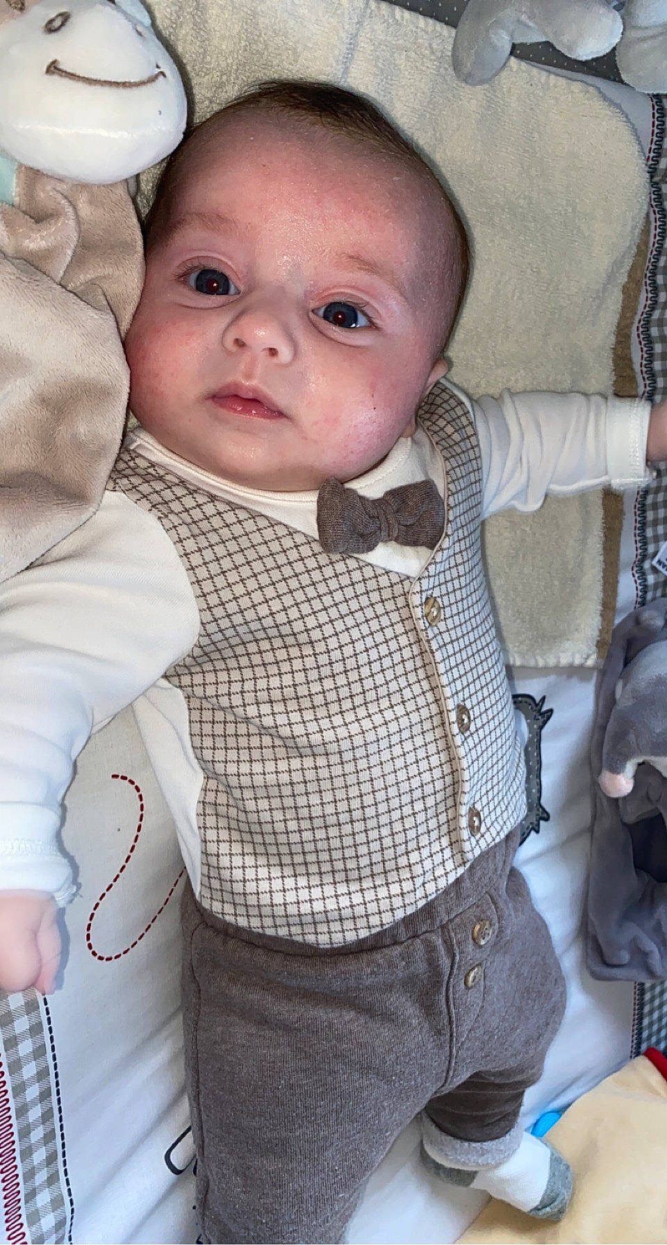 Valentino a rejoint le concours — aidez-le/la à gagner de superbes lots ! baby, baby_toddler_clothing, cheek, chin, collar, dress_shirt, eye, eyelash, finger, head, iris, lip, nose, organ, outerwear, person, product, skin, sleeve, tartan