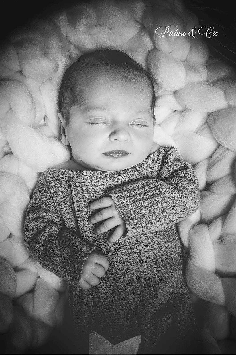 Valentino participe au concours pour gagner de l'argent avec cette photo : baby, black_and_white, cheek, cloud, eye, flash_photography, gesture, hairstyle, hand, happy, interaction, iris, lip, mouth, nose, person, skin, sleeve, smile, standing