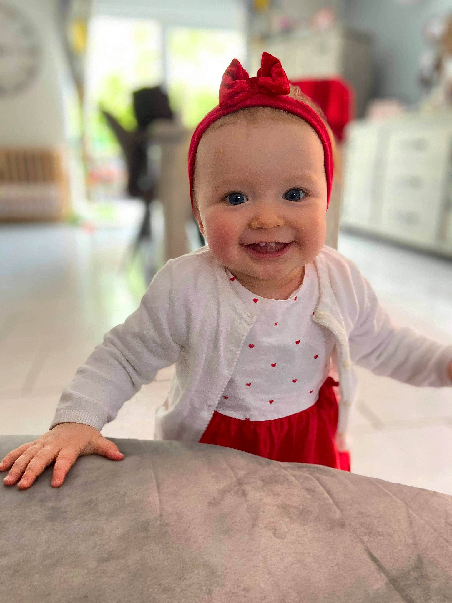 Julia participe au concours pour gagner de l'argent avec cette photo : baby, baby_laughing, baby_toddler_clothing, child, costume_hat, facial_expression, fashion_accessory, flooring, fun, happy, joy, magenta, person, pink, portrait_photography, room, sitting, skin, sleeve, smile