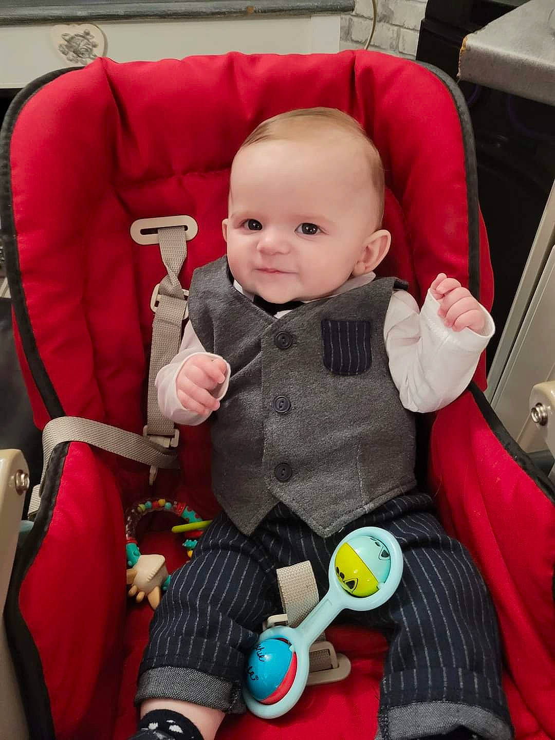 Tony a rejoint le concours — aidez-le/la à gagner de superbes lots ! auto_part, baby, baby_carriage, baby_products, baby_safety, baby_toddler_clothing, car_seat, cheek, child, comfort, fun, lap, people, person, product, sitting, skin, smile, steering_wheel, toddler