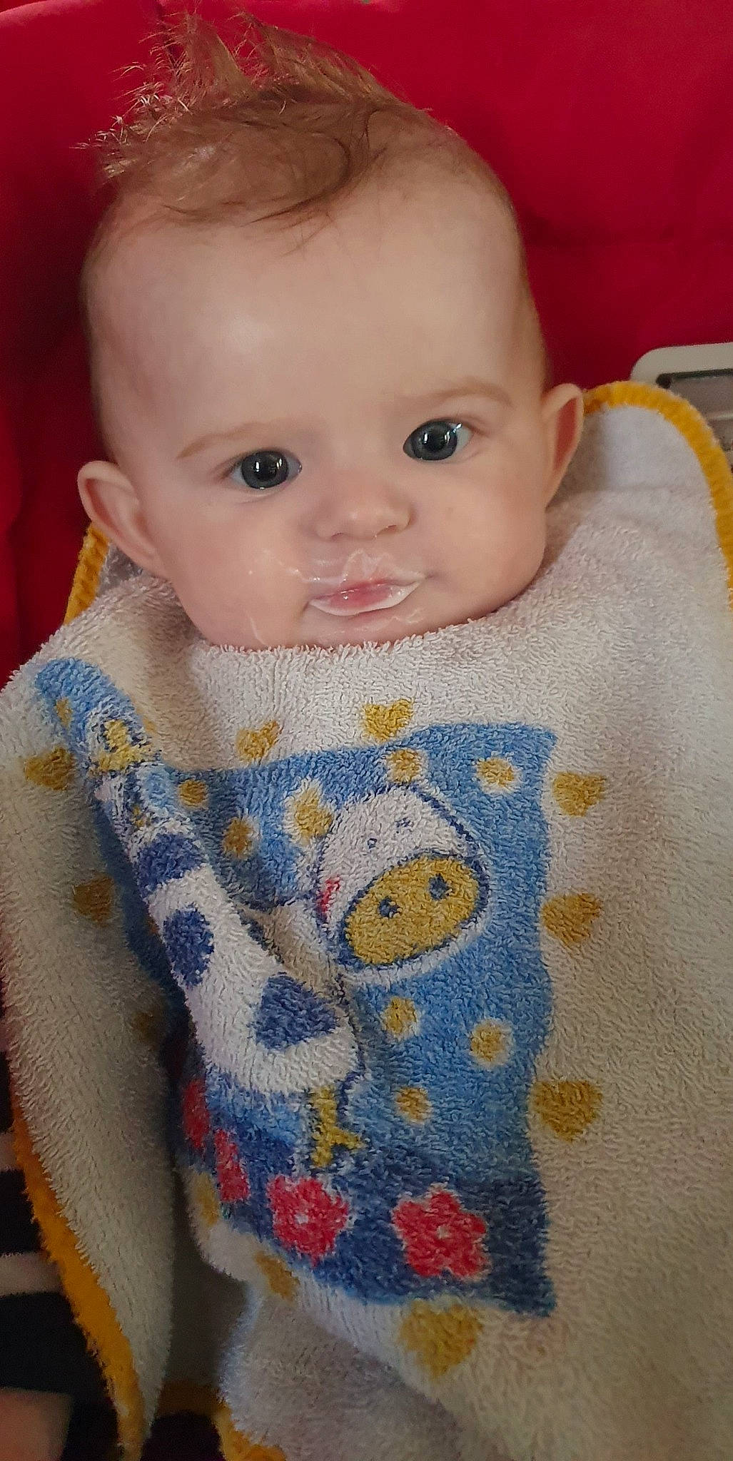 Tony a rejoint le concours — aidez-le/la à gagner de superbes lots ! baby, baby_products, baby_toddler_clothing, bib, cheek, child, collar, dress, eye, eyelash, iris, neck, nose, pattern, person, product, sitting, skin, sleeve, t_shirt