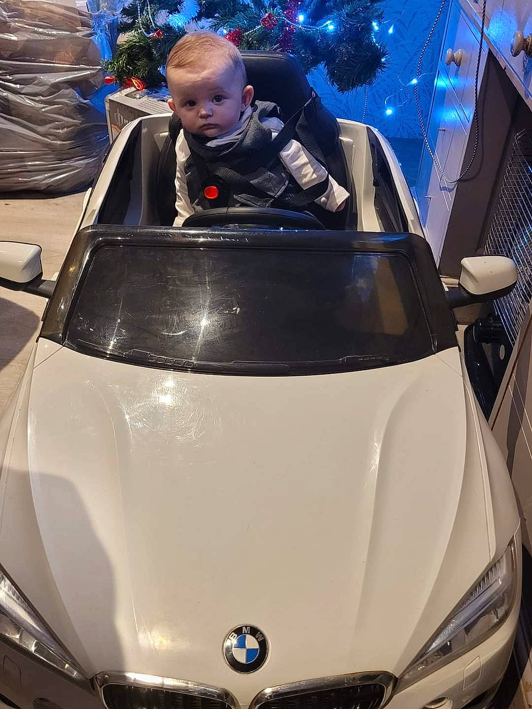 Tony participe au concours pour gagner de l'argent avec cette photo : alloy_wheel, automotive_design, automotive_exterior, automotive_lighting, automotive_tire, blue, bumper, car, grille, headlamp, hood, light, motor_vehicle, person, personal_luxury_car, photograph, rim, vehicle, vehicle_door, vehicle_registration_plate