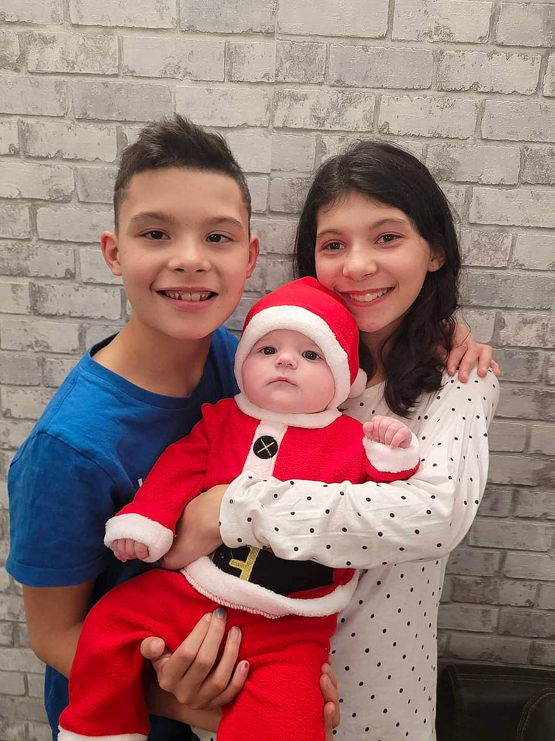 Tony participe au concours pour gagner de l'argent avec cette photo : baby, brick, child, event, eye, face, flash_photography, fun, gesture, hairstyle, happy, head, headwear, joy, people, people_in_nature, person, red, sitting, skin