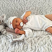 Maëlan a rejoint le concours — aidez-le/la à gagner de superbes lots ! newborn, baby, sleeping, pacifier, plush_toy, koala, white_clothing, hat, blanket, soft_texture, infant, resting, cute, peaceful, indoor, child, tiny_hand, cozy, portrait, babywear