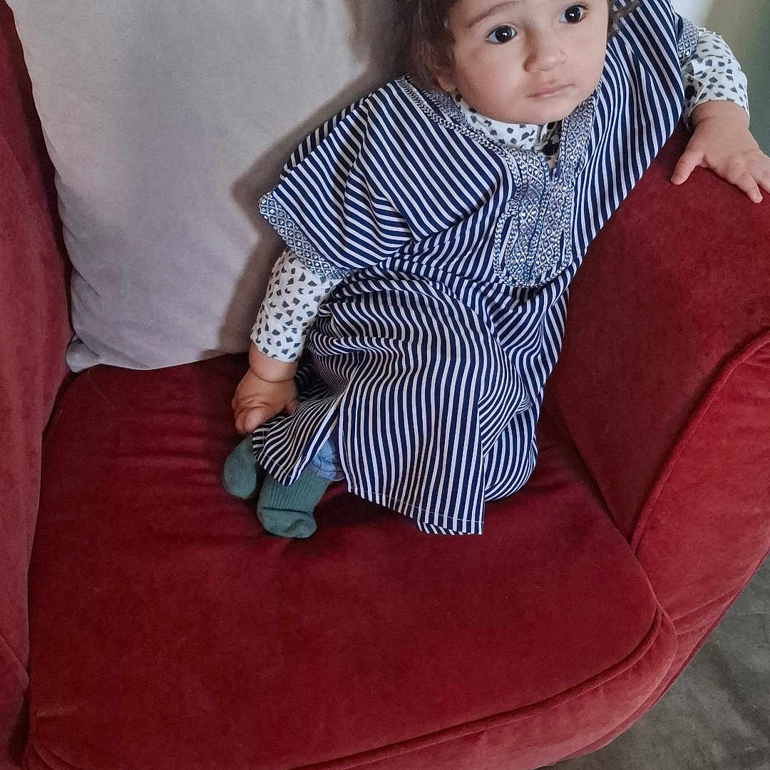 Najim a rejoint le concours — aidez-le/la à gagner de superbes lots ! architecture, armchair, baby, building, chair, clothing, couch, cushion, face, furniture, head, homedecor, indoors, livingroom, pants, person, photography, portrait, room, sitting