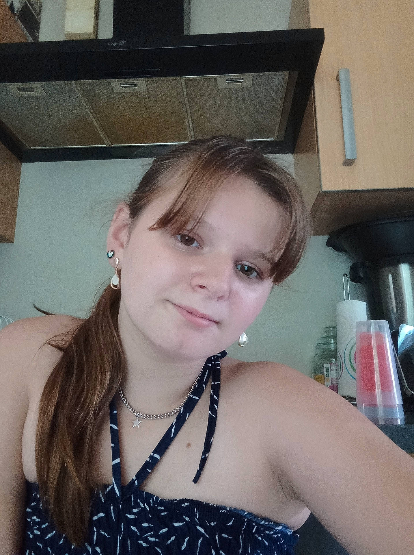 Loona a rejoint le concours — aidez-le/la à gagner de superbes lots ! accessories, adult, cabinet, closet, clothing, cup, cupboard, dress, earring, face, female, formalwear, furniture, head, jewelry, necklace, person, photography, portrait, woman