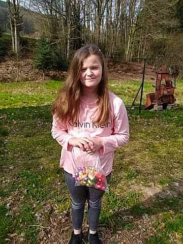 Loona participe au concours pour gagner de l'argent avec cette photo : boot, eye, fawn, fun, grass, hair, happy, joy, leisure, mammal, pattern, people_in_nature, person, plant, recreation, sleeve, smile, soil, street_fashion, t_shirt