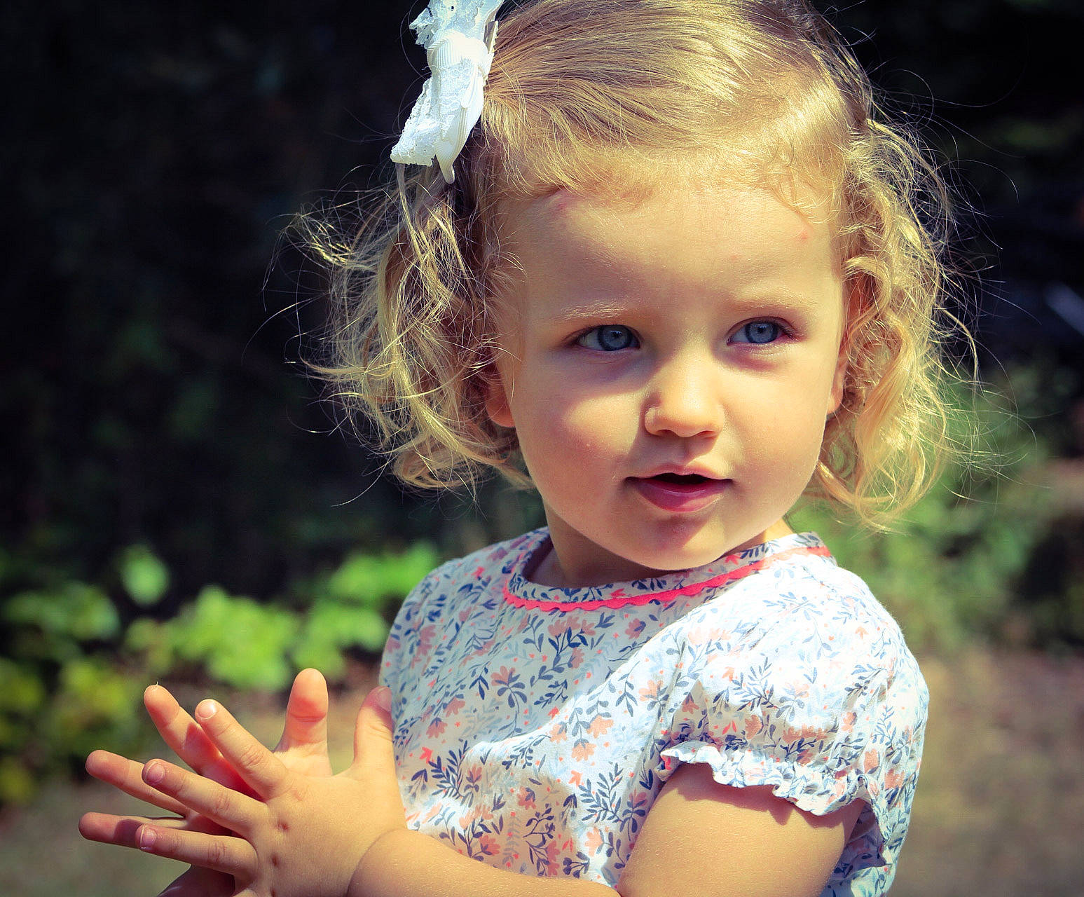 Apolline participe au concours pour gagner de l'argent avec cette photo : cheek, chin, eye, facial_expression, flash_photography, hair, hairstyle, hand, happy, iris, light, lip, mouth, nose, organ, people_in_nature, person, photograph, shoulder, skin