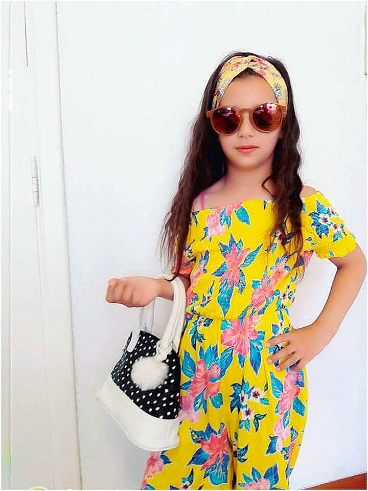 Cindy a rejoint le concours — aidez-le/la à gagner de superbes lots ! clothing, cool, dress, eyewear, fashion, fashion_accessory, footwear, glasses, neck, pattern, person, photo_shoot, plant, shoulder, sleeve, street_fashion, sunglasses, t_shirt, vision_care, yellow