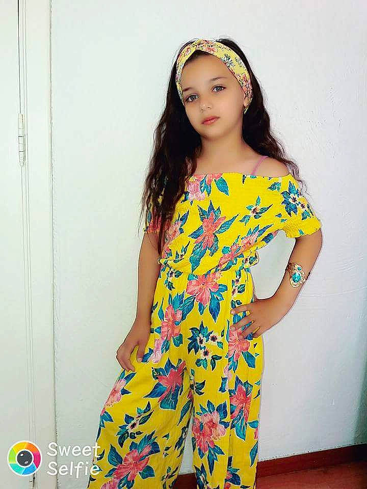 Cindy a rejoint le concours — aidez-le/la à gagner de superbes lots ! clothing, dress, fashion_design, long_hair, model, neck, person, photo_shoot, shoulder, sleeve, t_shirt, yellow