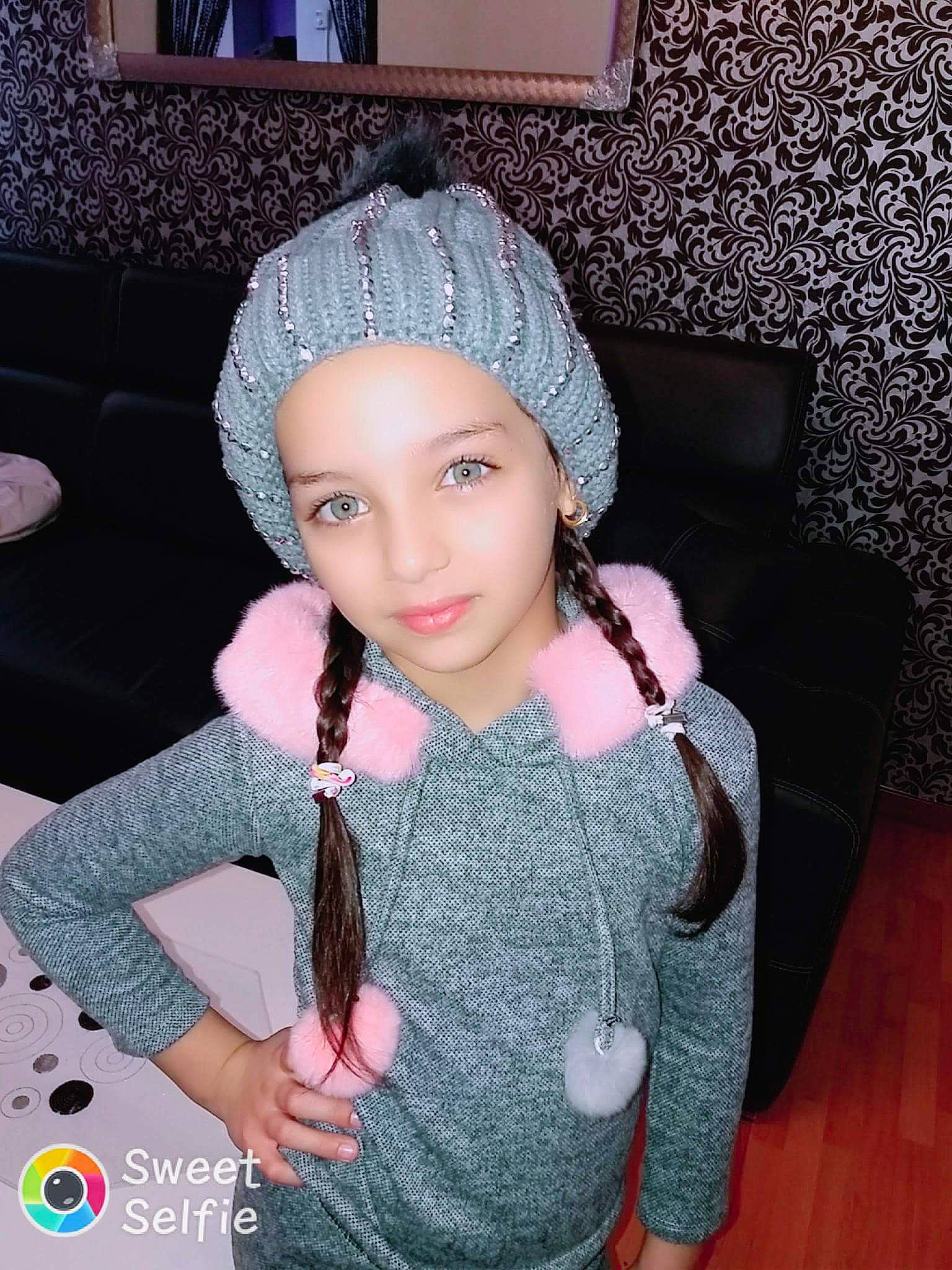 Cindy a rejoint le concours — aidez-le/la à gagner de superbes lots ! art, beanie, beret, bonnet, cap, child, clothing, cool, crochet, fashion_accessory, hat, headgear, knit_cap, knitting, lip, neck, pattern, person, pink, smile
