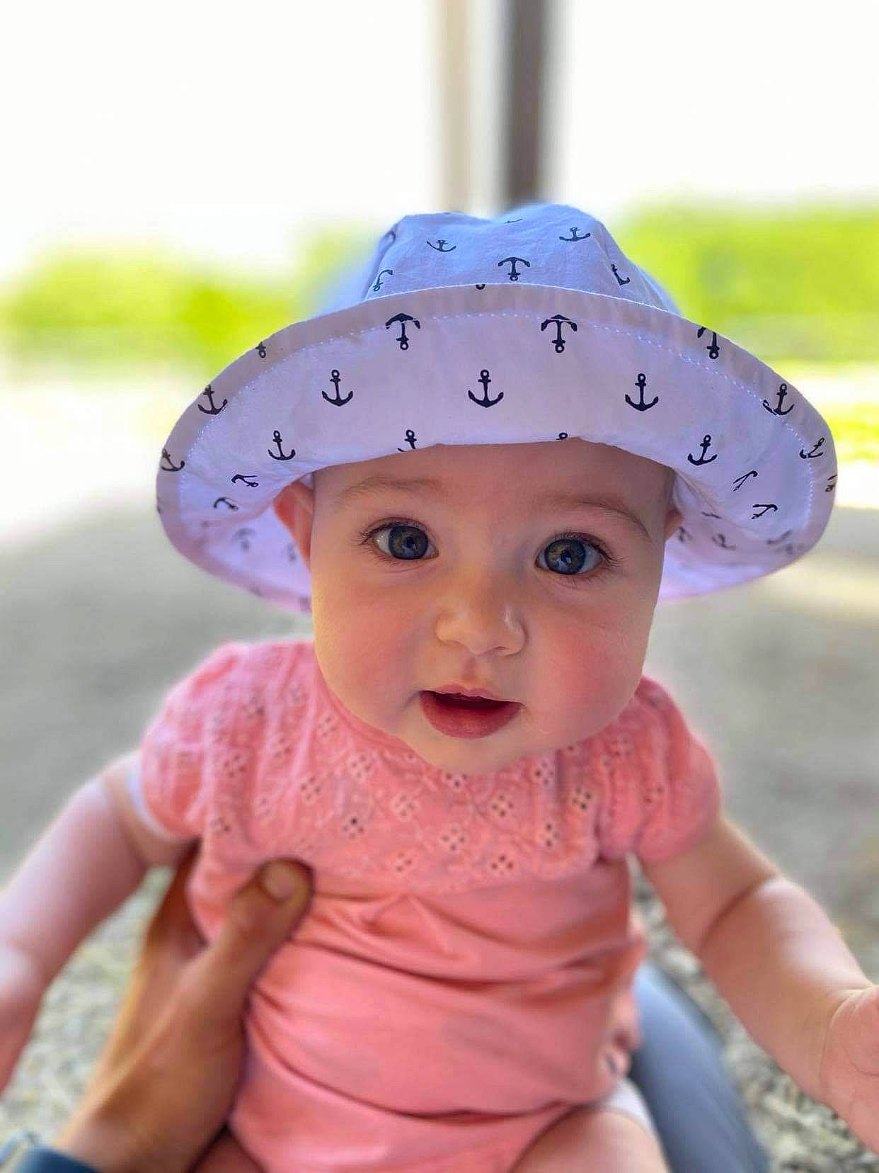 Louane a rejoint le concours — aidez-le/la à gagner de superbes lots ! baby, baby_toddler_clothing, cap, child, eye, fun, grass, happy, hat, headgear, headwear, magenta, pattern, people_in_nature, person, photograph, pink, purple, sleeve, smile