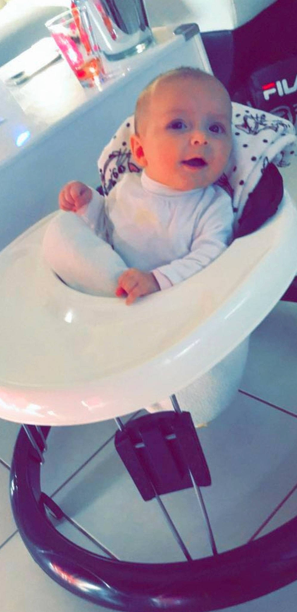 Kayssah participe au concours pour gagner de l'argent avec cette photo : baby, baby_products, bathtub, birth, child, person, pink, play, product, toddler