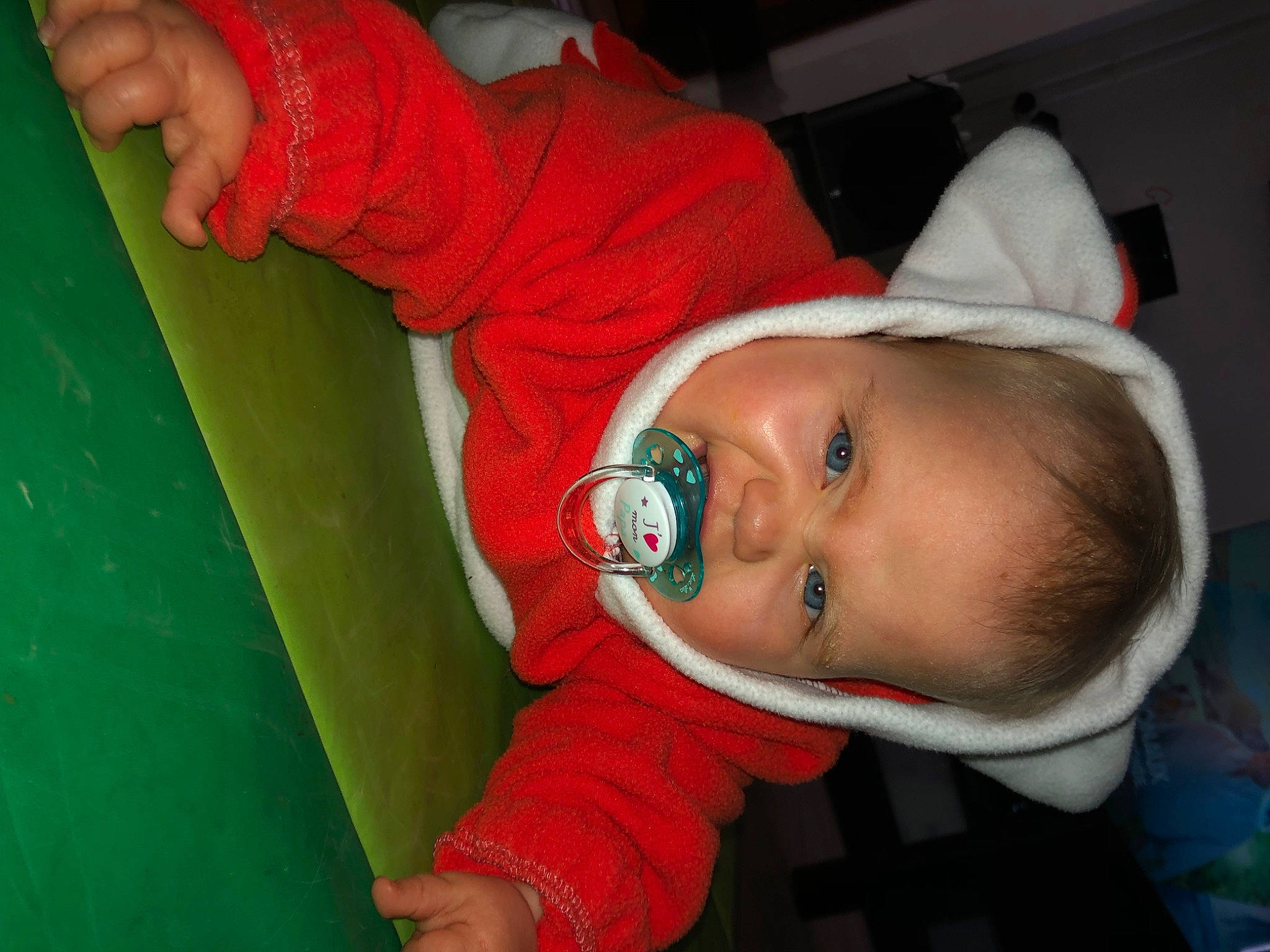 Octavia a rejoint le concours — aidez-le/la à gagner de superbes lots ! baby, baby_products, baby_toddler_clothing, cheek, child, fun, grass, hat, mouth, nose, person, room, sleeve, smile, sunglasses, toddler