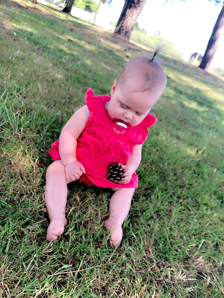 Octavia a rejoint le concours — aidez-le/la à gagner de superbes lots ! baby, baby_toddler_clothing, child, foot, fun, garden, grass, grass_family, grassland, groundcover, happy, lawn, meadow, people_in_nature, person, plant, sitting, soil, toddler, tree