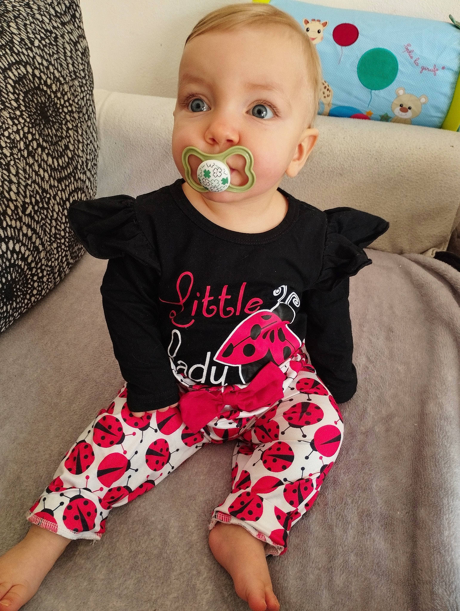 Kamelya a rejoint le concours — aidez-le/la à gagner de superbes lots ! arm, baby, baby_toddler_clothing, cheek, child, comfort, eye, face, facial_expression, hairstyle, happy, head, human_body, neck, pattern, person, sleeve, t_shirt, textile, toddler