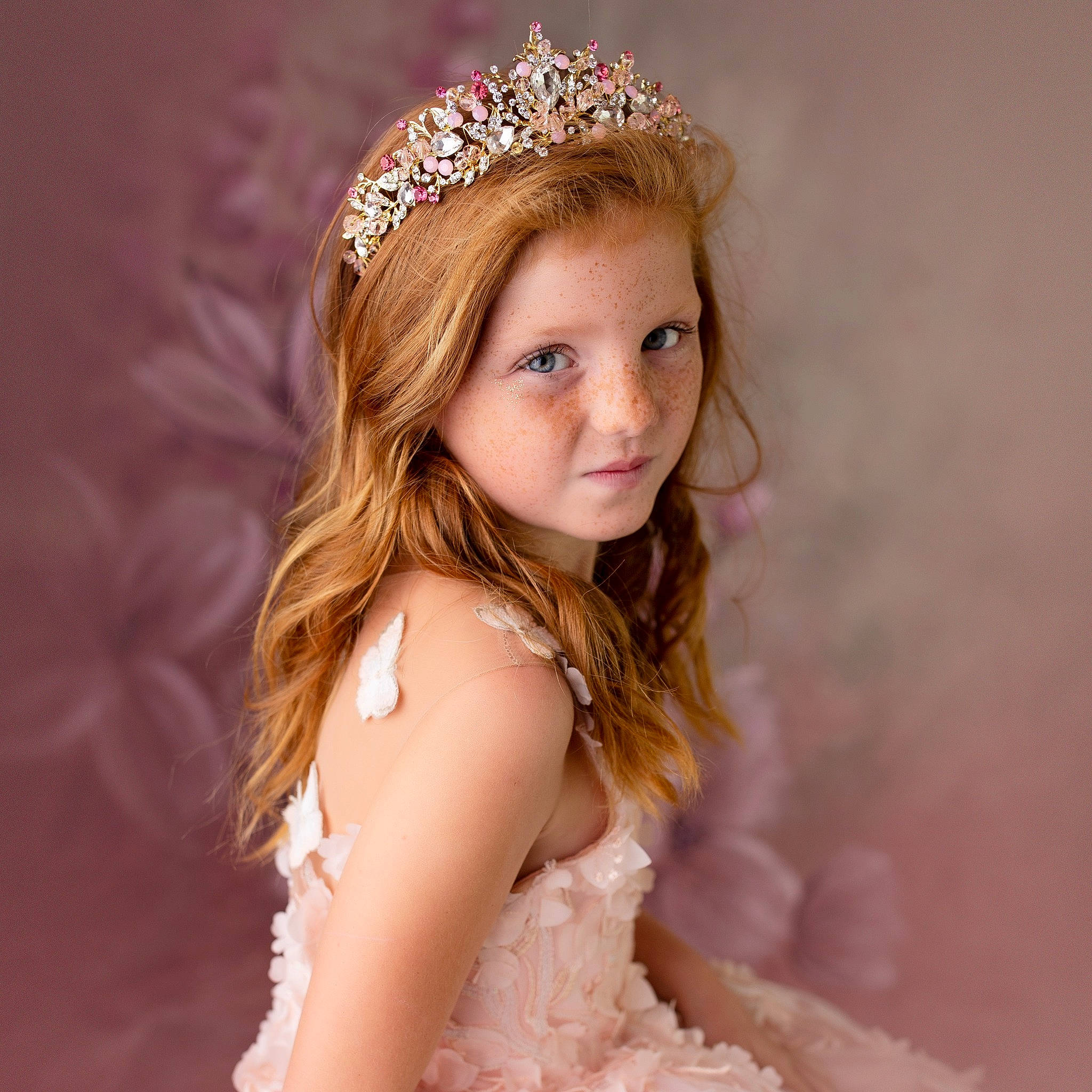 Lyse participe au concours pour gagner de l'argent avec cette photo : arm, beauty, bridal_accessory, clothing, dress, embellishment, eye, eyebrow, eyelash, flash_photography, hair, happy, head, headband, headgear, headpiece, jewellery, long_hair, person, tiara