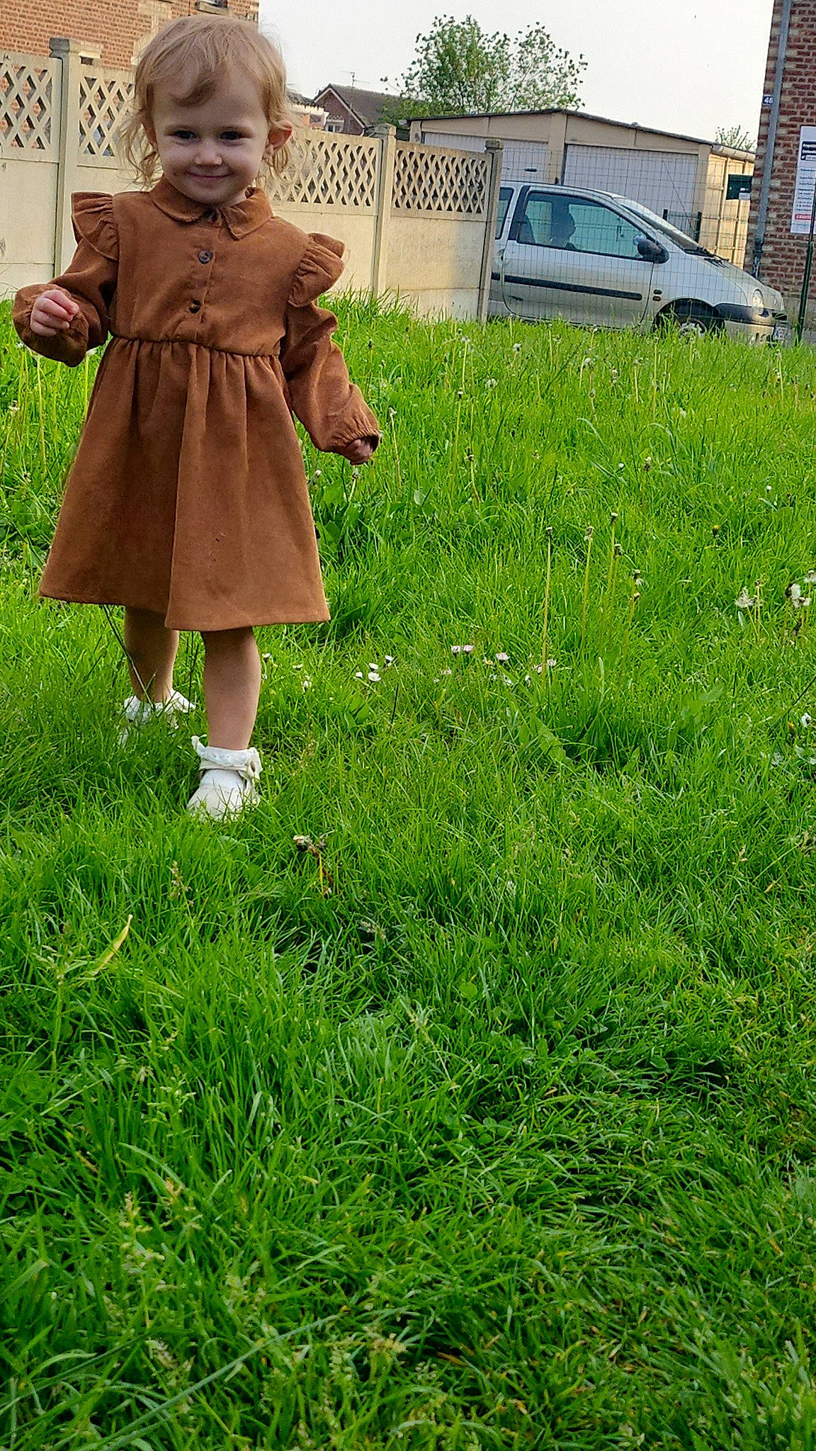 Kayla participe au concours pour gagner de l'argent avec cette photo : car, child, flooring, fun, garden, grass, grassland, groundcover, happy, human_leg, joy, landscape, lawn, meadow, pasture, people_in_nature, person, plant, prairie, shrub