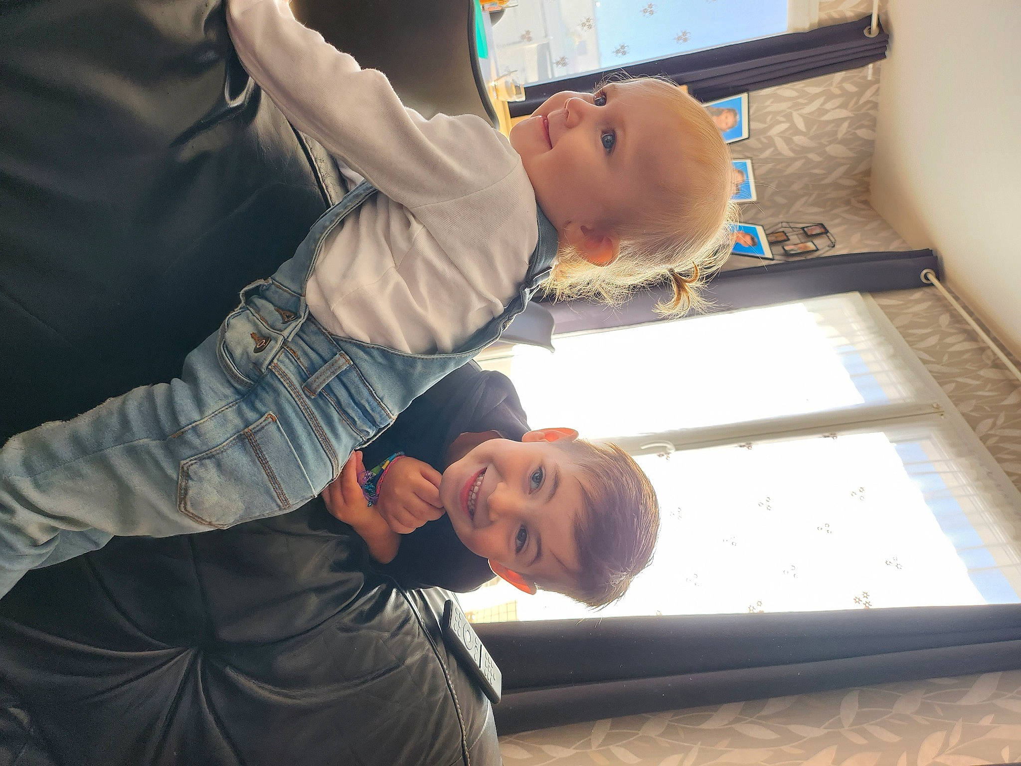 Kayla a rejoint le concours — aidez-le/la à gagner de superbes lots ! baby, child, clothing, comfort, computer_keyboard, display_device, eyewear, flooring, fun, gesture, glasses, happy, joy, leisure, person, room, sitting, sunglasses, toddler, wood