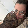 Saturne participe au concours pour gagner de l'argent avec cette photo : cat, person, glasses, tabby_cat, indoor, close_up, affection, snuggling, face, eyewear, hair, comfort, pet, animal, love, cuddle, eyeglasses, portrait, casual_clothing, warmth
