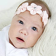 Meha'Itea a rejoint le concours — aidez-le/la à gagner de superbes lots ! baby, infant, face, headband, flower, pink, white, blanket, soft, cute, portrait, child, skin, eyes, clothing, resting, closeup, adorable, newborn, expression