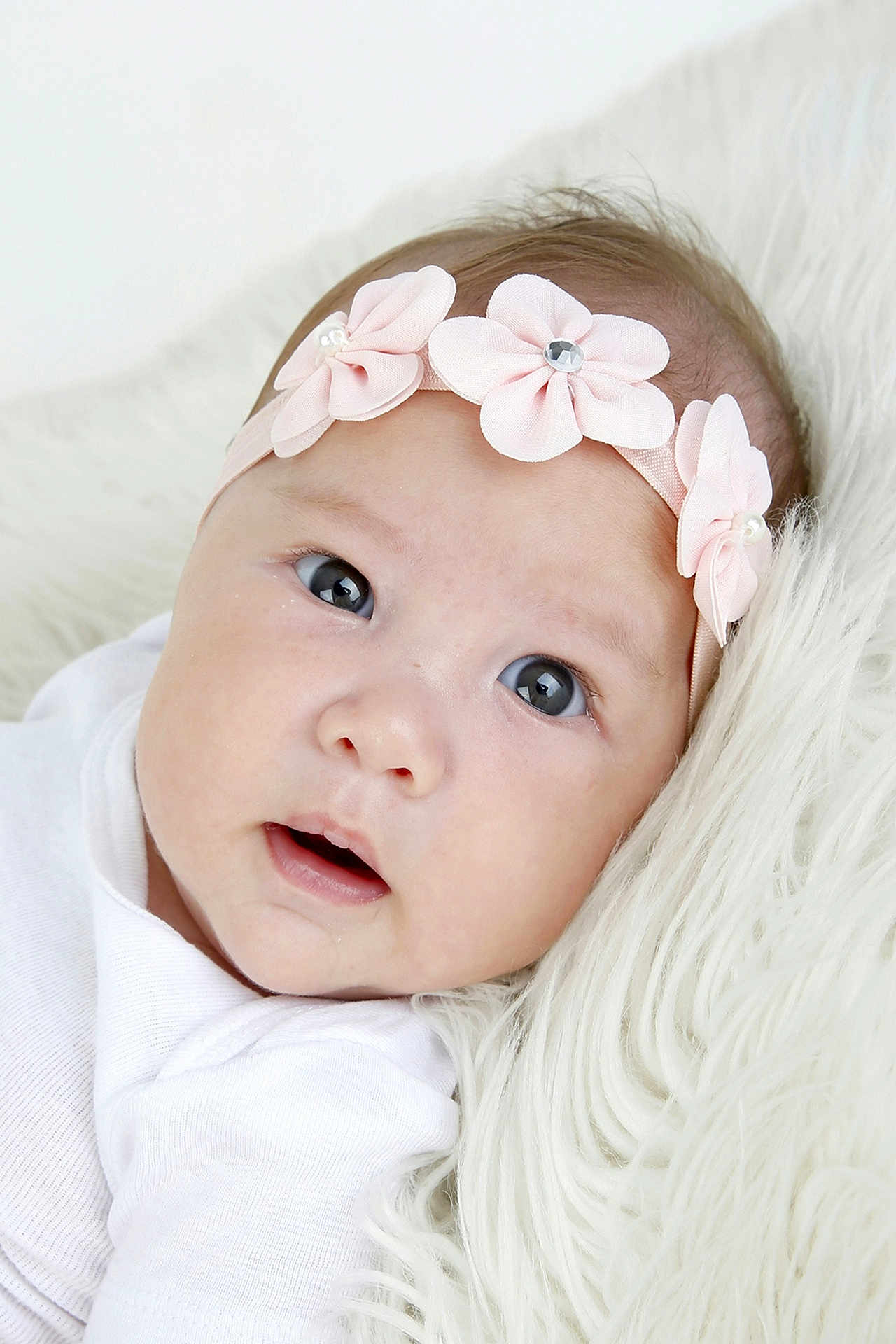Meha'Itea a rejoint le concours — aidez-le/la à gagner de superbes lots ! baby, infant, face, headband, flower, pink, white, blanket, soft, cute, portrait, child, skin, eyes, clothing, resting, closeup, adorable, newborn, expression