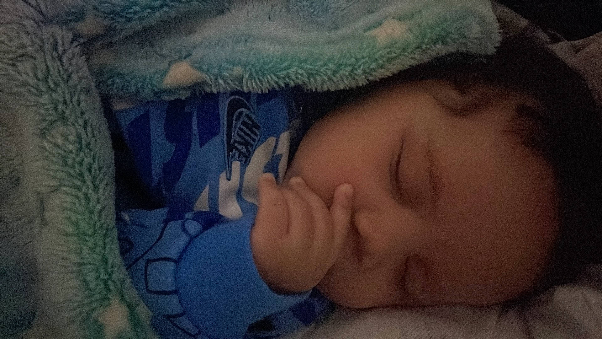 King is registered to the contest to win money with this photo: baby, cheek, chin, comfort, ear, eye, eyebrow, eyelash, finger, gesture, hand, human_body, iris, lip, mouth, nose, organ, person, skin, textile