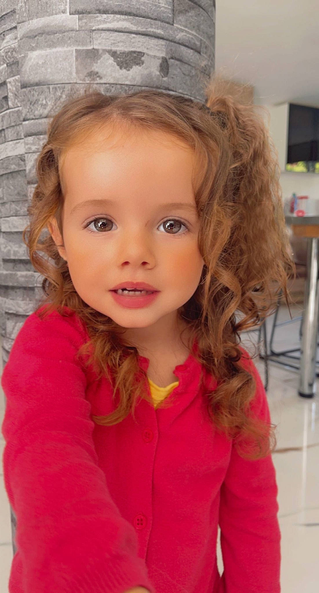 Cléïa participe au concours pour gagner de l'argent avec cette photo : cheek, chin, clothing, eye, eyebrow, eyelash, forehead, hair, hairstyle, happy, head, iris, lip, neck, nose, organ, outerwear, person, pink, skin