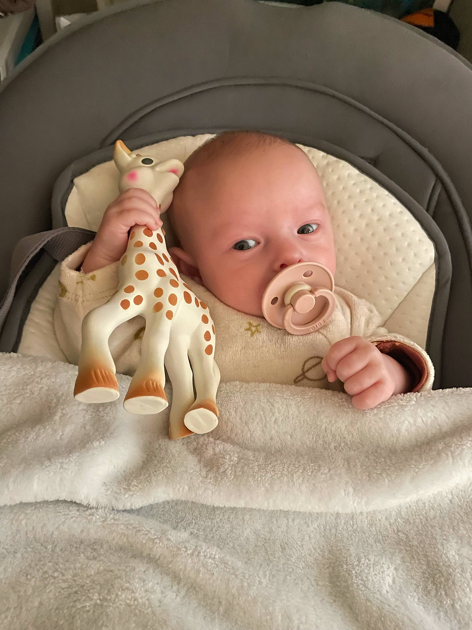 Charlotte participe au concours pour gagner de l'argent avec cette photo : baby, baby_products, baby_sleeping, baby_toddler_clothing, cheek, child, comfort, ear, eye, head, headgear, human_body, iris, linens, mouth, nose, person, product, skin, textile