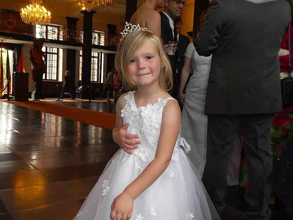 Lorelei a rejoint le concours — aidez-le/la à gagner de superbes lots ! beauty, bridal_clothing, bride, ceremony, dress, event, facial_expression, fashion_accessory, flower_girl, formal_wear, fun, girl, gown, joy, lady, marriage, person, smile, veil, wedding