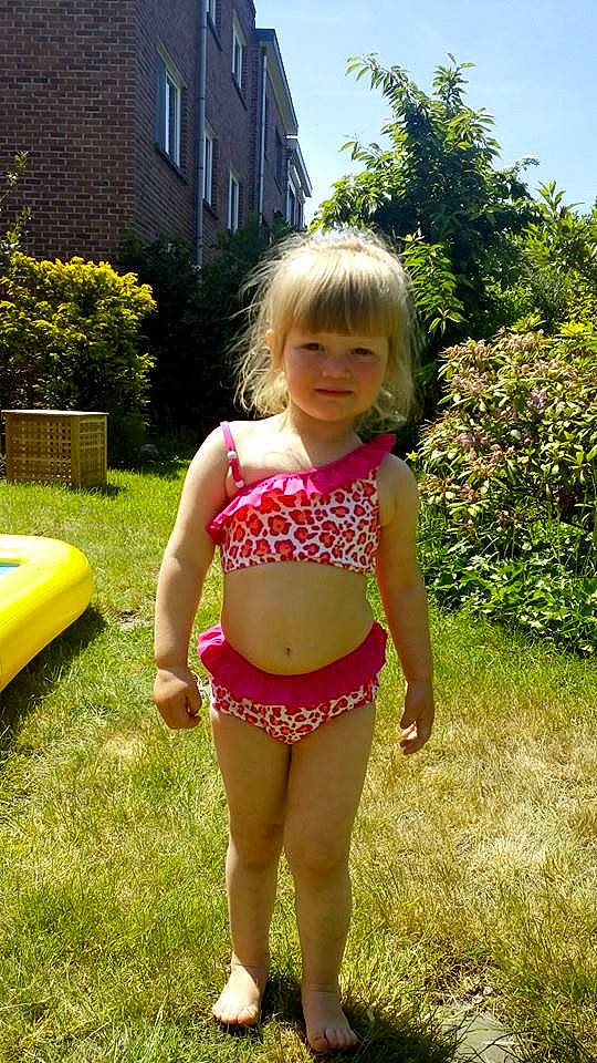 Lorelei a rejoint le concours — aidez-le/la à gagner de superbes lots ! blond, child, clothing, fun, girl, grass, human_hair_color, lawn, leg, meadow, person, pink, plant, play, shorts, summer, swimwear, toddler, trunk, undergarment