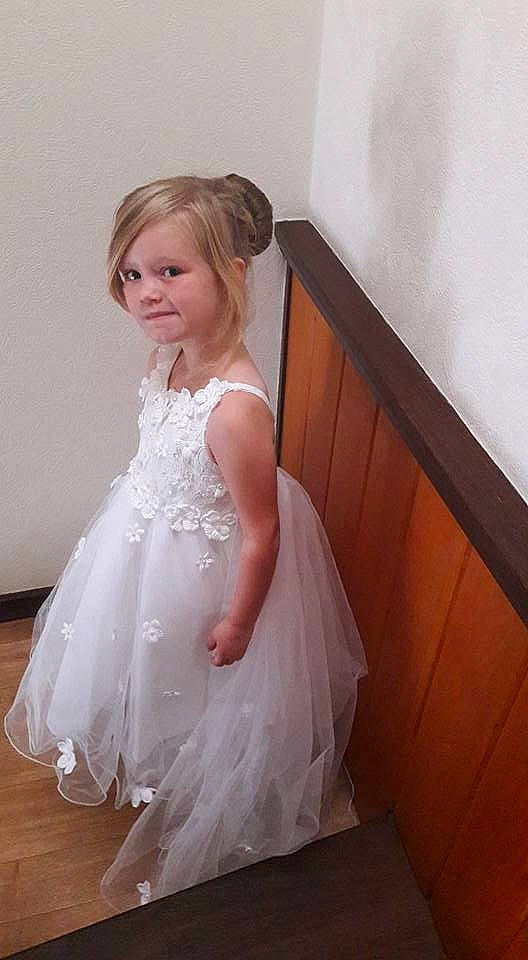 Lorelei a rejoint le concours — aidez-le/la à gagner de superbes lots ! bridal_accessory, bridal_clothing, bridal_party_dress, bridal_veil, bride, child, cocktail_dress, dress, flower_girl, girl, gown, hair, hair_accessory, hairstyle, human_hair_color, lady, person, photo_shoot, shoulder, textile