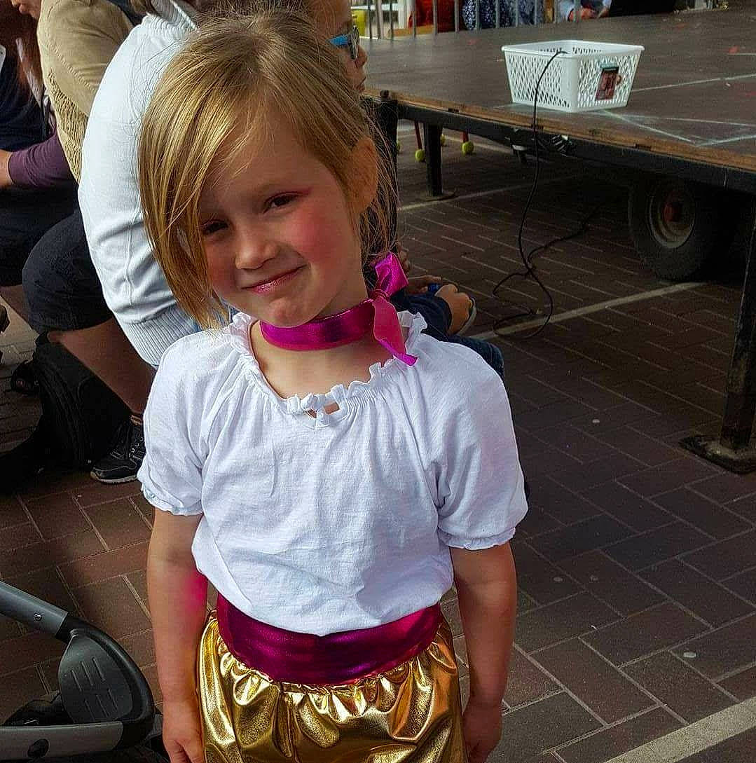 Lorelei a rejoint le concours — aidez-le/la à gagner de superbes lots ! blond, child, clothing, cool, day, facial_expression, fun, girl, hair, hairstyle, happiness, human_body, human_hair_color, joy, person, pink, product, skin, smile, toddler