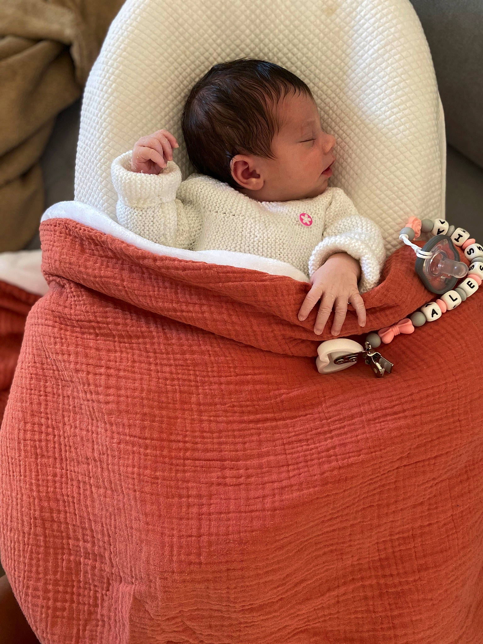 Alessia a rejoint le concours — aidez-le/la à gagner de superbes lots ! baby, baby_products, baby_safety, baby_sleeping, baby_toddler_clothing, carmine, cheek, child, collar, comfort, flooring, infant_bed, linens, neck, pattern, person, skin, sleeve, textile, toddler