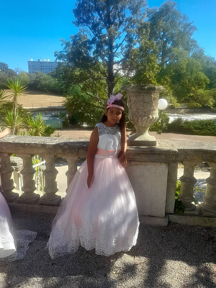 Elena a rejoint le concours — aidez-le/la à gagner de superbes lots ! bridal_accessory, bridal_clothing, bridal_party_dress, bride, dress, event, flash_photography, formal_wear, fun, gown, grass, happy, hat, headwear, landscape, leisure, person, plant, sky, tree