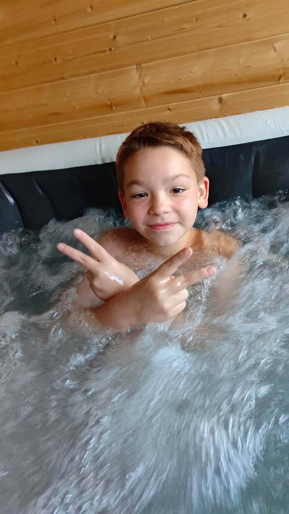 Mathys participe au concours pour gagner de l'argent avec cette photo : bathing, chest, eye, eyebrow, eyelash, face, flash_photography, fluid, foam, fun, happy, head, human_body, joy, leisure, person, recreation, skin, smile, toddler