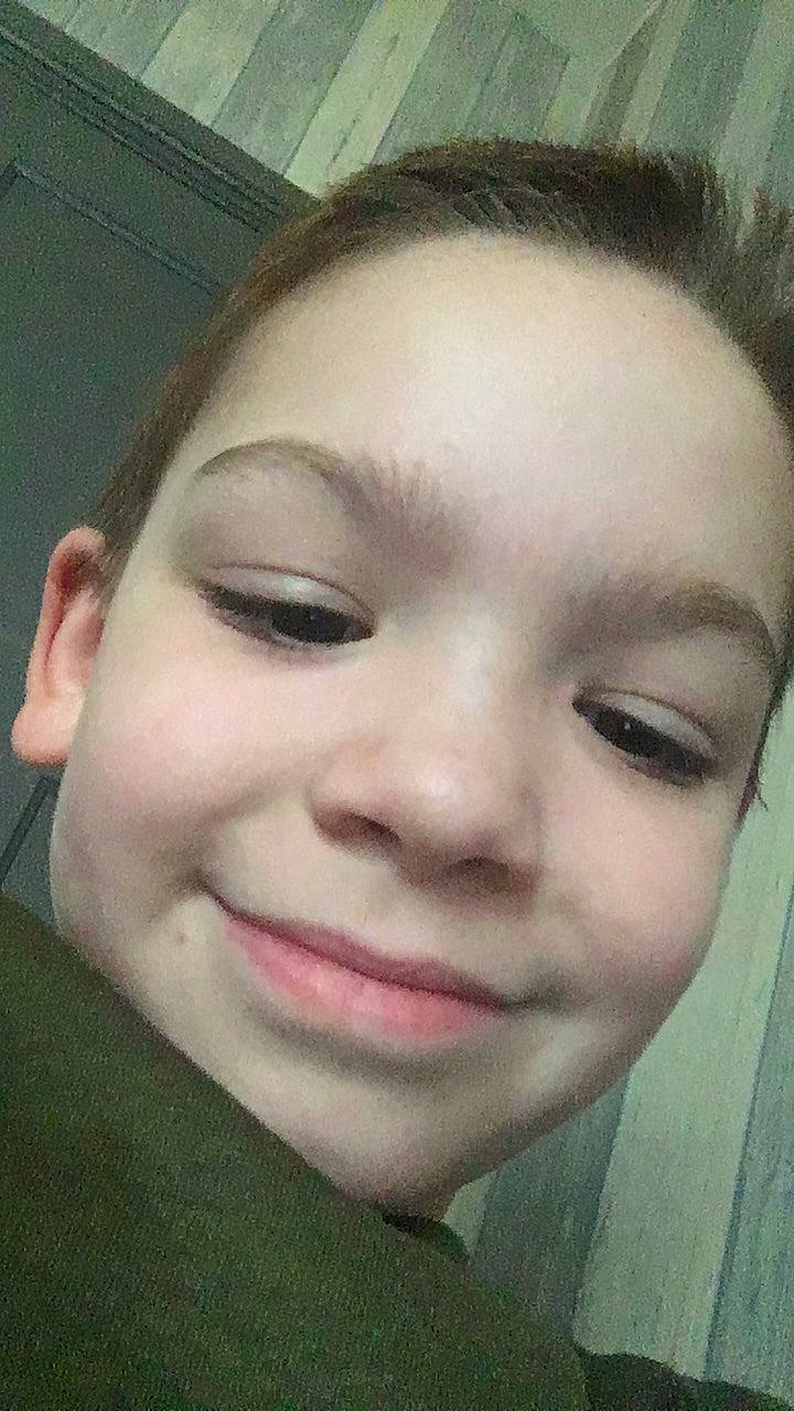 Mathys participe au concours pour gagner de l'argent avec cette photo : black_hair, cheek, chin, ear, eyebrow, eyelash, forehead, hair, hairstyle, happy, iris, jaw, joy, lip, mouth, no_expression, nose, person, selfie, skin