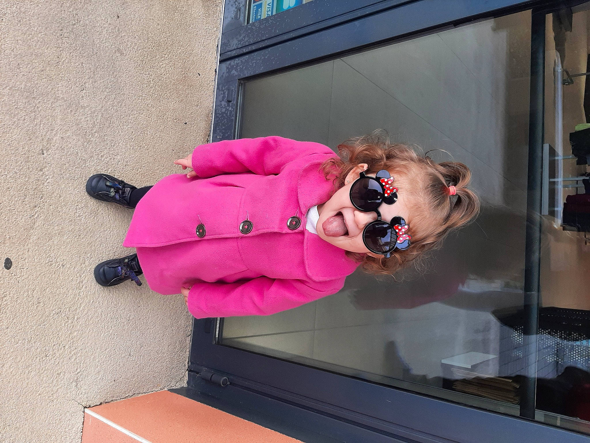 Gabriella a rejoint le concours — aidez-le/la à gagner de superbes lots ! cleanliness, eyewear, fun, glass, magenta, person, pink, sleeve, sunglasses, window