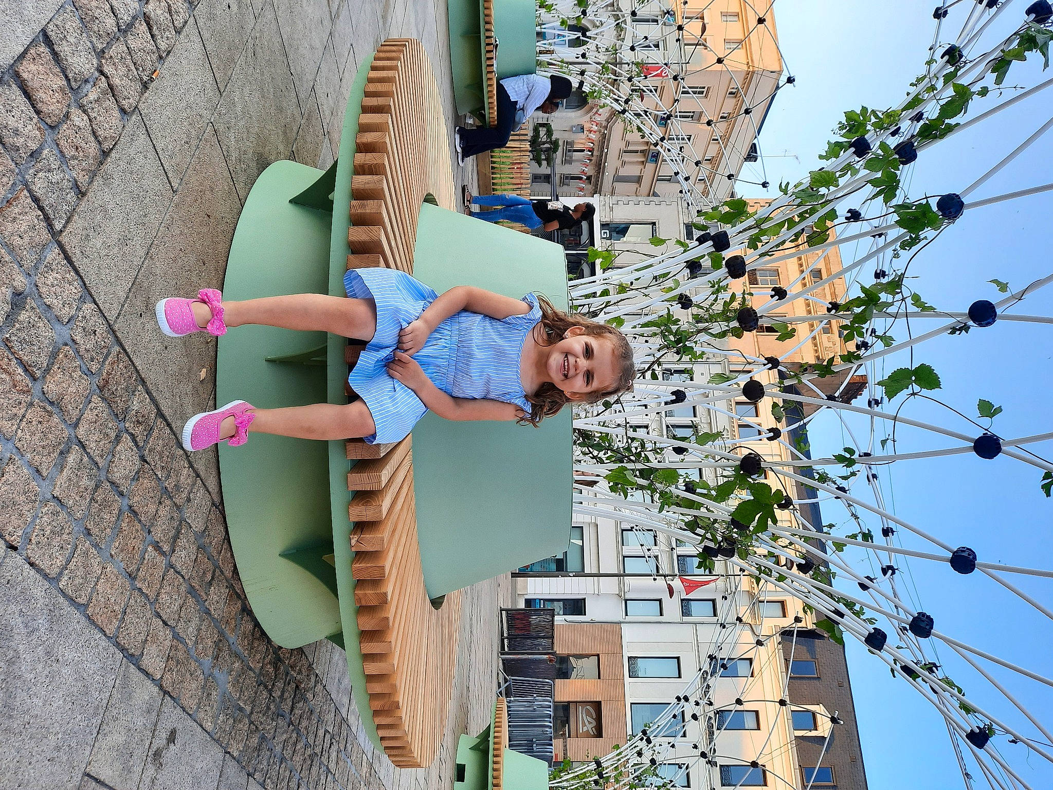 Gabriella participe au concours pour gagner de l'argent avec cette photo : building, city, condominium, electric_blue, electrical_supply, electricity, facade, fun, house, joy, leisure, mixed_use, person, plant, pole, public_utility, recreation, sky, travel, tree