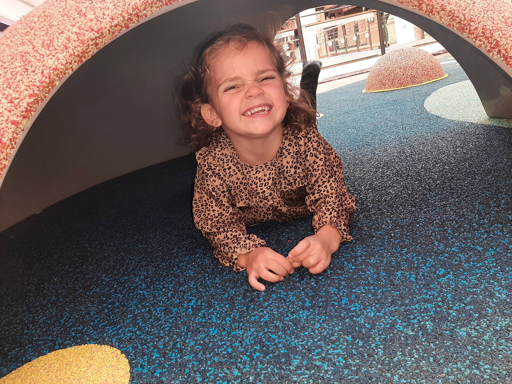 Gabriella a rejoint le concours — aidez-le/la à gagner de superbes lots ! automotive_tire, blue, comfort, flash_photography, floor, flooring, fun, grass, hair, joy, leg, leisure, mouth, organ, person, photograph, red, road_surface, smile, tints_and_shades