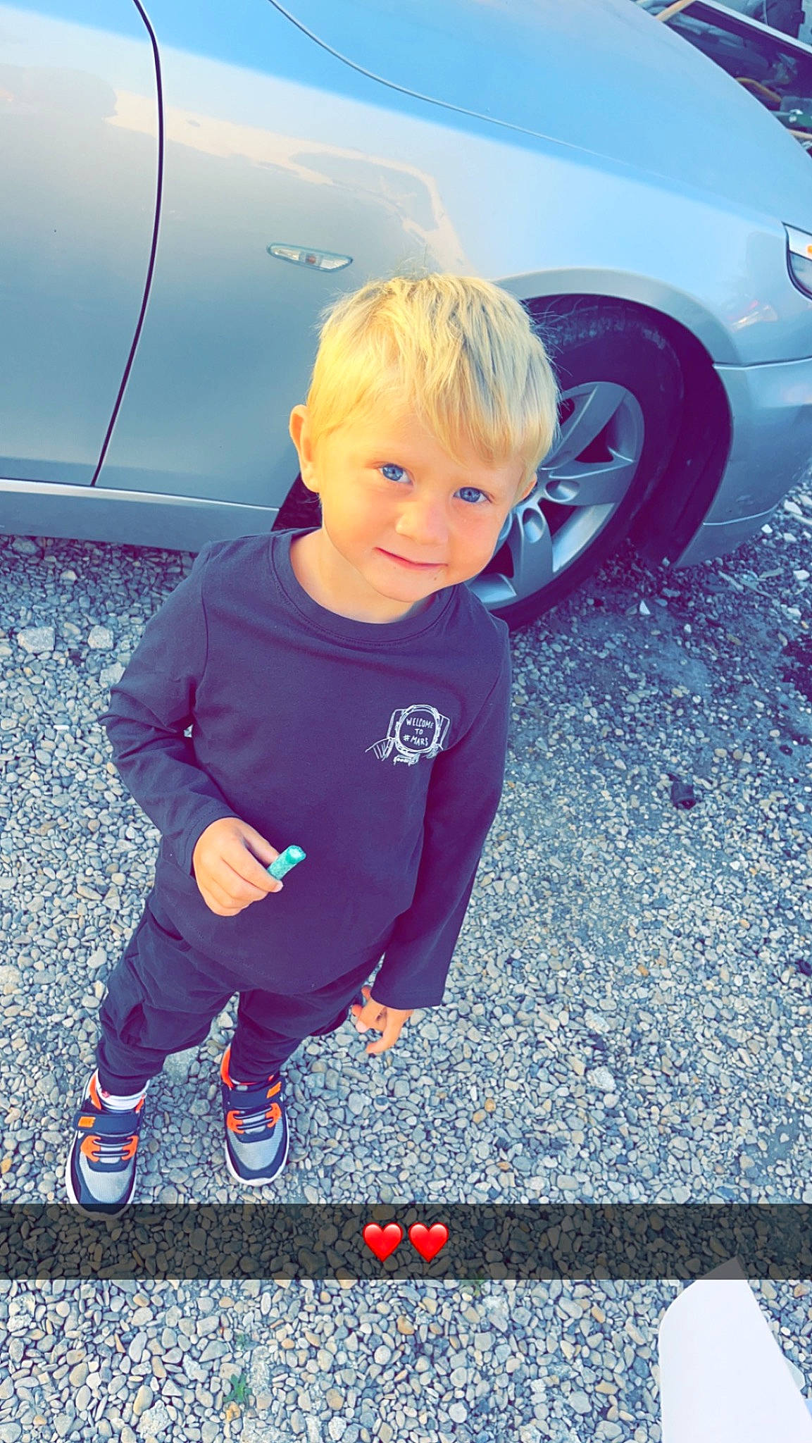 Alonzo participe au concours pour gagner de l'argent avec cette photo : alloy_wheel, asphalt, automotive_design, automotive_exterior, automotive_lighting, automotive_tire, bumper, car, fender, hood, joy, motor_vehicle, person, rim, smile, t_shirt, tints_and_shades, tire, toddler, vehicle