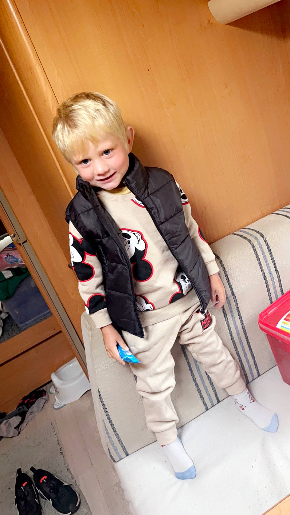 Alonzo participe au concours pour gagner de l'argent avec cette photo : baby, baby_toddler_clothing, bag, carmine, child, comfort, formal_wear, fun, human_leg, joy, knee, outerwear, person, personal_protective_equipment, sitting, sleeve, smile, suit, thigh, tie