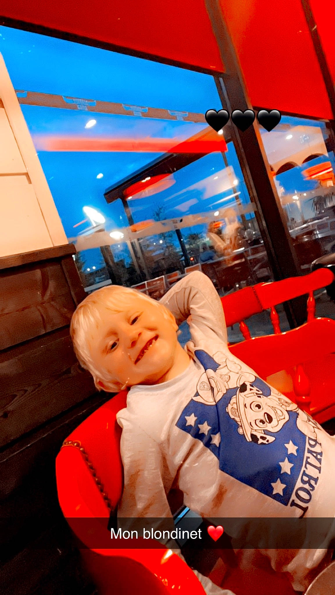 Alonzo a rejoint le concours — aidez-le/la à gagner de superbes lots ! electric_blue, event, fun, happy, joy, leisure, orange, person, recreation, room, sitting, sky, smile, t_shirt, toddler, travel, vacation