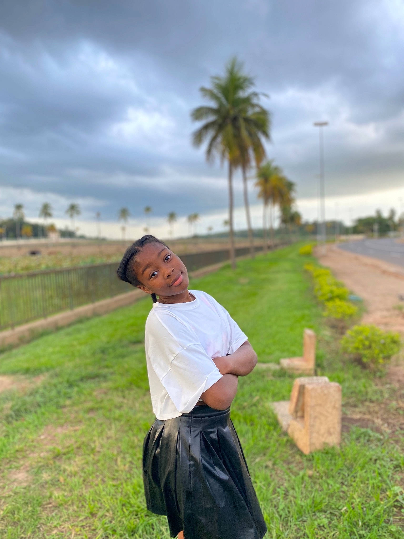 Tanya participe au concours pour gagner de l'argent avec cette photo : arecales, cloud, grass, grass_family, grassland, happy, horizon, landscape, lawn, leisure, palm_tree, people_in_nature, person, plant, recreation, road, rural_area, sky, summer, travel