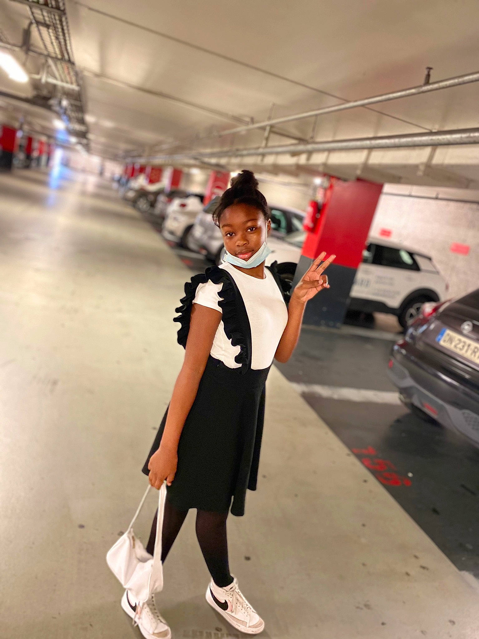 Tanya participe au concours pour gagner de l'argent avec cette photo : automotive_design, automotive_lighting, bag, boot, car, dress, electric_blue, fashion_accessory, fashion_design, handbag, human_leg, luggage_and_bags, person, personal_luxury_car, smile, street_fashion, thigh, uniform, vehicle_door, vehicle_registration_plate