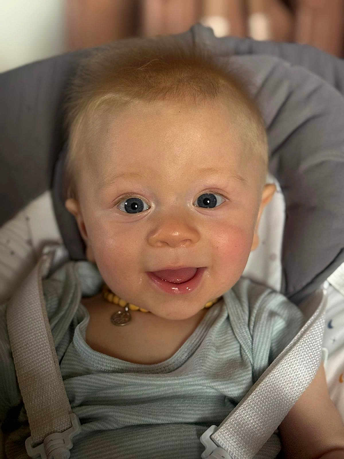 Maé participe au concours pour gagner de l'argent avec cette photo : baby, smiling, face, blue_eyes, seatbelt, cushion, child, infant, clothing, necklace, portrait, happy, closeup, straps, indoor, person, skin, head, expression, cute