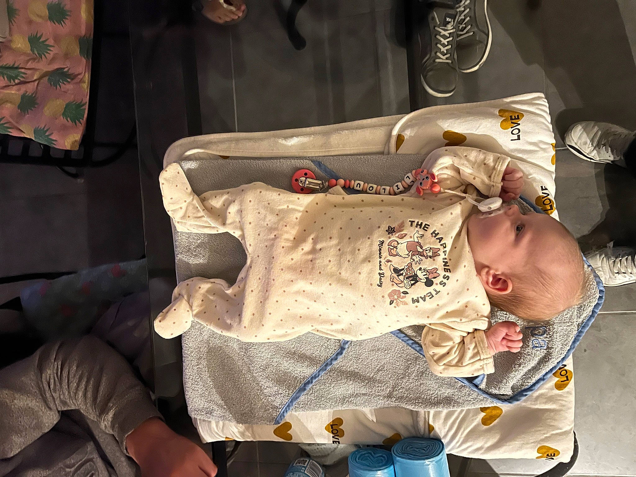 Lilou participe au concours pour gagner de l'argent avec cette photo : baby, baby_carriage, baby_products, baby_safety, baby_toddler_clothing, comfort, linens, pattern, person, room, sitting, sleeve, textile, toddler, wood