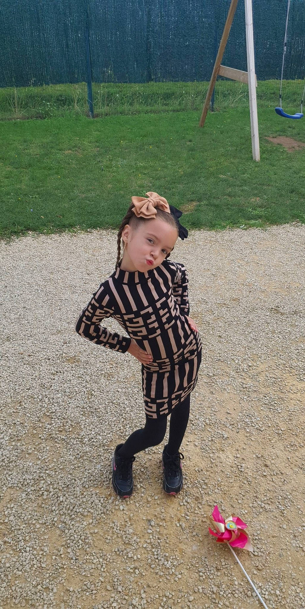 Ylianna a rejoint le concours — aidez-le/la à gagner de superbes lots ! asphalt, boot, child, eyewear, fun, grass, human_leg, knee, leisure, pattern, people_in_nature, person, plaid, recreation, sandal, sitting, sleeve, soil, tartan, toddler