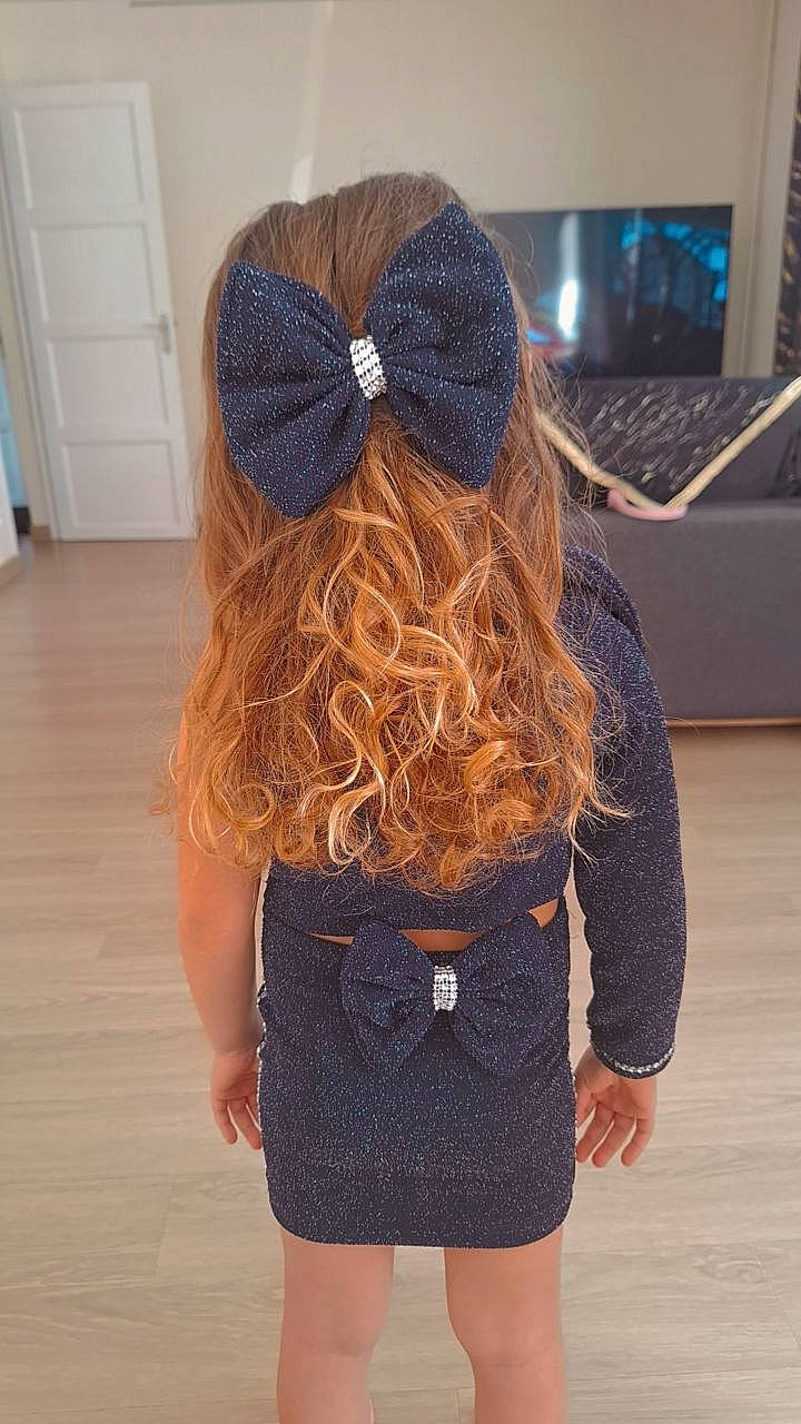 Loutziana a rejoint le concours — aidez-le/la à gagner de superbes lots ! brown_hair, cap, denim, electric_blue, eyewear, fashion_design, fur, headgear, human_leg, long_hair, neck, outerwear, pattern, person, shorts, sleeve, sportswear, tartan, thigh, trunk